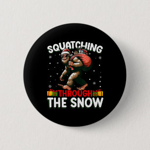 Bigfoot quatschen durch die schneebedeckte Weihnac Button