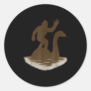 Bigfoot reitet auf dem Loch-Ness-Monster Lustiger  Runder Aufkleber