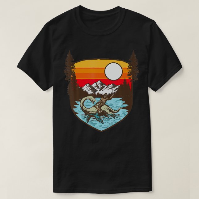 Bigfoot Riding Nessie Mountains Trees Funny 80er S T-Shirt (Design vorne)