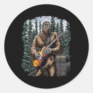 Bigfoot Rockin mit seiner Gitarre draußen - Wald J Runder Aufkleber