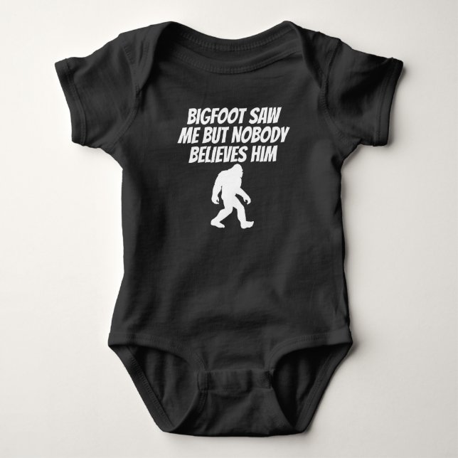 Bigfoot sah mich, aber niemand glaubt ihm baby strampler (Vorderseite)