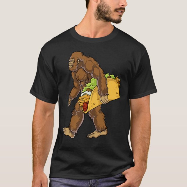 Bigfoot Sasquatch Carrying Taco T-Shirt Funny Camp (Vorderseite)