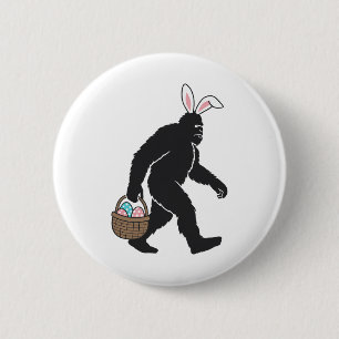 Bigfoot Sasquatch Hasenohren beim Tragen eines Ost Button