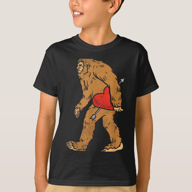 Bigfoot Sasquatch Heart With Arrow Funny Valentine T-Shirt (Vorderseite)