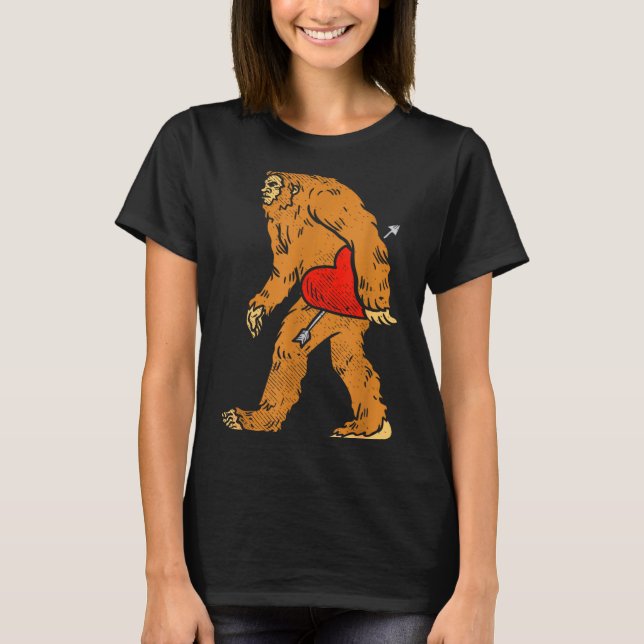 Bigfoot Sasquatch Heart With Arrow Funny Valentine T-Shirt (Vorderseite)