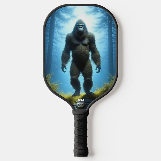 Bigfoot Sasquatch im Wald Pickleball Schläger (Vorderseite)