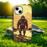 Bigfoot Sasquatch Retro Art Personalisiert Samsung Galaxy Hülle<br><div class="desc">Retro Bigfoot oder Sasquatch stehend auf einem Felsen vor Kiefern und einem Berg Sonnenuntergang. Geschehen in Vintagen Farben orange,  gelb und braun.</div>