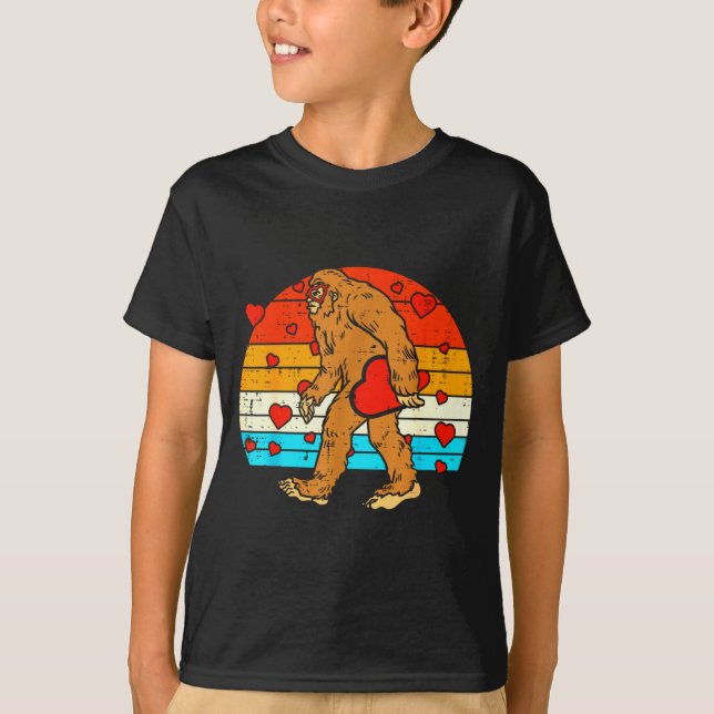 Bigfoot Sasquatch Retro Heart Funny Valentines Day T-Shirt (Vorderseite)