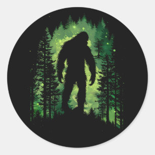 Bigfoot Sasquatsche, umgeben von Wäldern Minimalis Runder Aufkleber