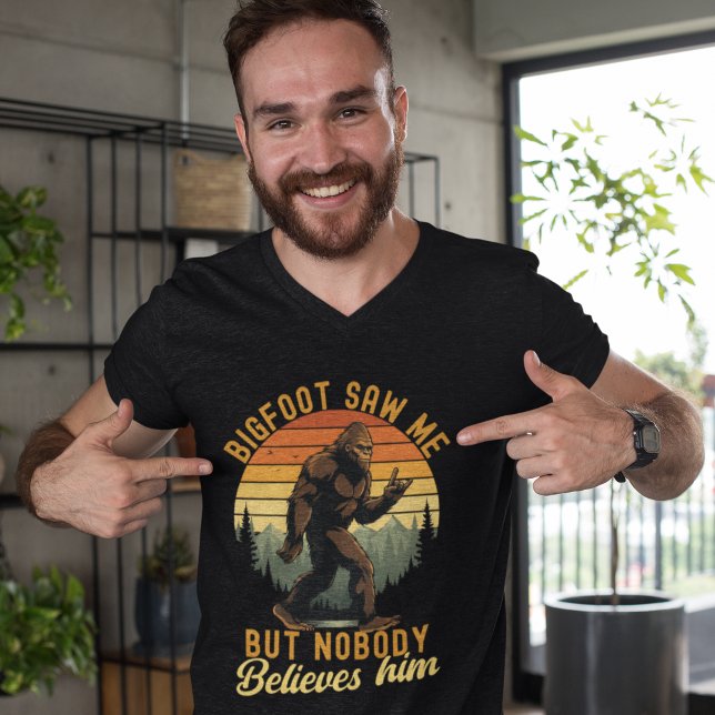 Bigfoot Saw me but nobody believes him T-Shirt (Von Creator hochgeladen)
