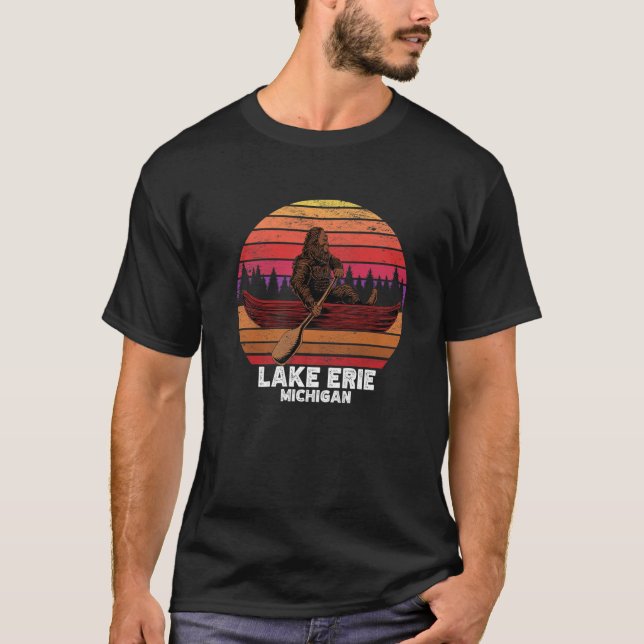 Bigfoot Seen Canoeing Lake Erie T-Shirt (Vorderseite)