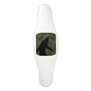 Bigfoot Silhouette auf Woodland Digital Camouflage Keramik Schrankknauf