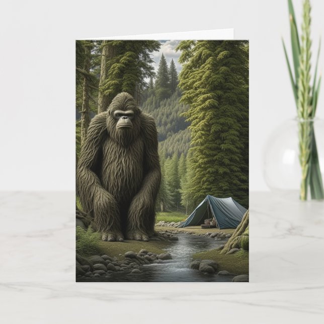 Bigfoot sitzen im Wald Geburtstag Karte (Vorderseite)