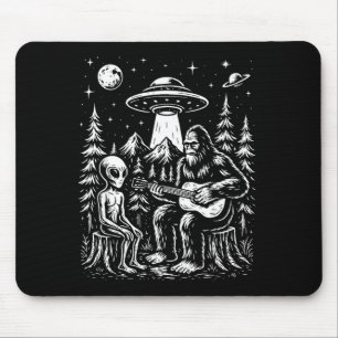 Bigfoot spielt Gitarre mit Außerirdischem und UFO Mousepad