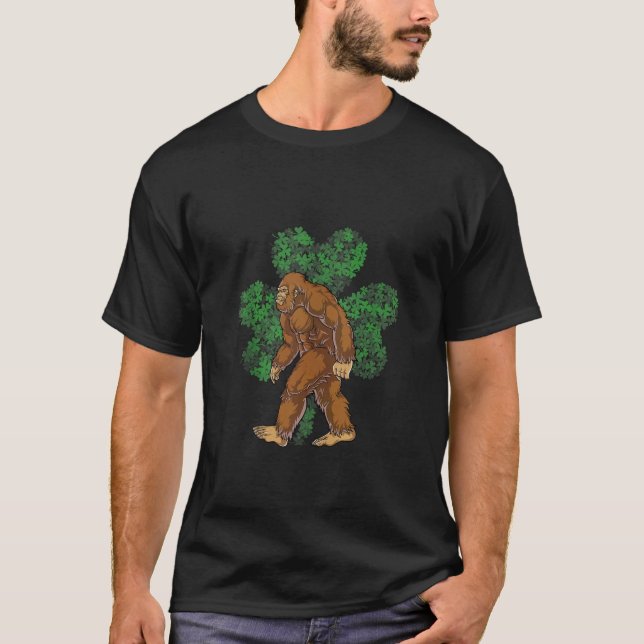Bigfoot St Patrick s Day Green Kleeblatt Sasquatch T-Shirt (Vorderseite)