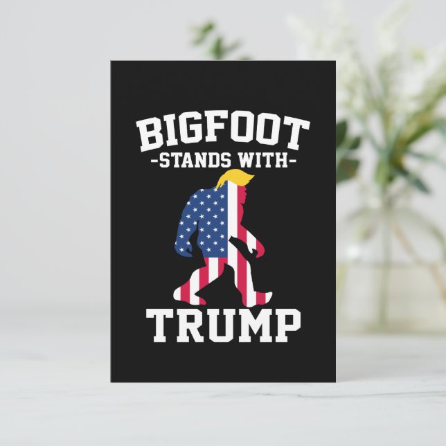 Bigfoot steht bei den Wahlen 2024 unter Trump Dankeskarte (Stehend Vorderseite)