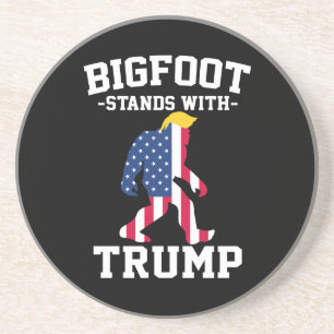 Bigfoot steht bei den Wahlen 2024 unter Trump Getränkeuntersetzer