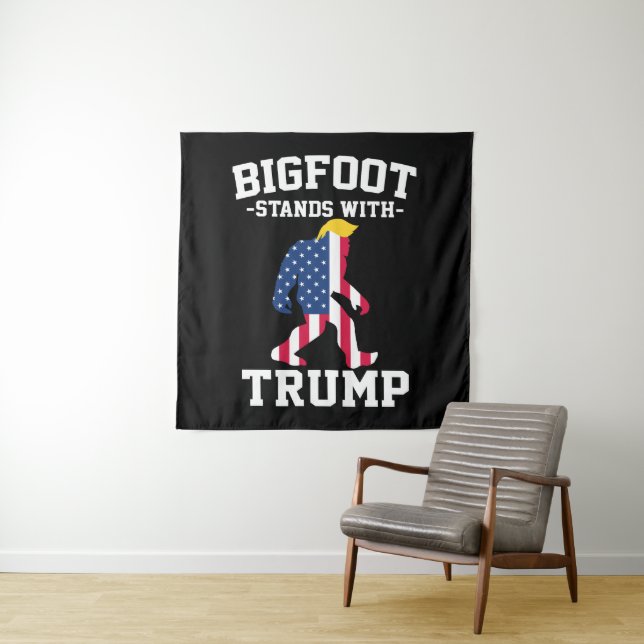 Bigfoot steht bei den Wahlen 2024 unter Trump Wandteppich (Beispiel)