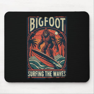 Bigfoot Surft Auf Den Wellen Shirt Retro Abgenutzt Mousepad