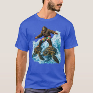 Bigfoot surft auf zwei Meeresschildkröten T-Shirt