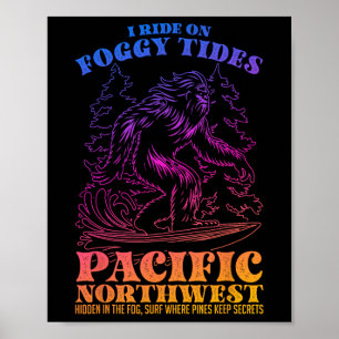 Bigfoot Surft I Auf Nebeligen Gezeiten Pazifischer Poster