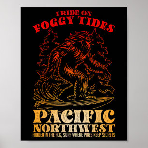Bigfoot Surft I Auf Nebeligen Gezeiten Pazifischer Poster