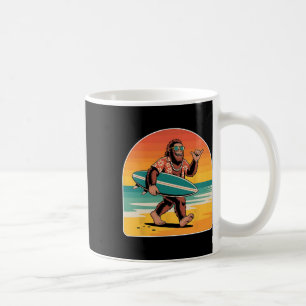 Bigfoot surft mit Sonnenbrille und hawaiianischer Kaffeetasse