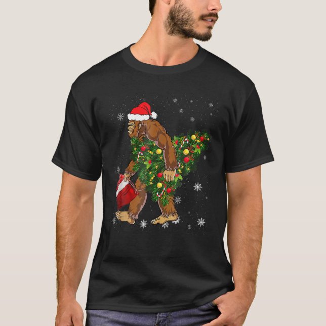Bigfoot Tragend Weihnachtsbaum Sasquatch Glaube T-Shirt (Vorderseite)