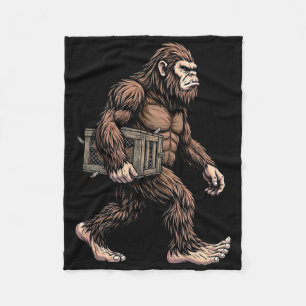 Bigfoot trägt Hühnerkiste Sasquatch Farm Humor Fleecedecke