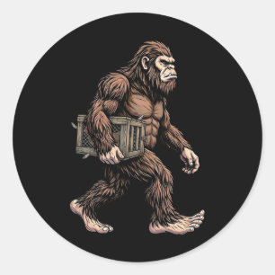 Bigfoot trägt Hühnerkiste Sasquatch-Farm Humor Runder Aufkleber