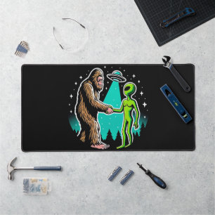 Bigfoot trifft Alien Schreibtischunterlage