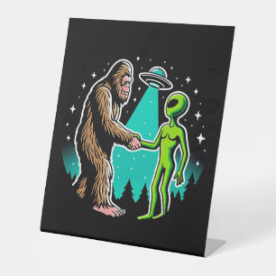 Bigfoot trifft Alien Sockelschild