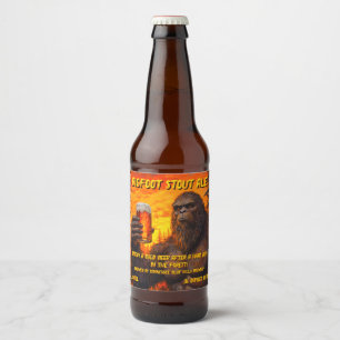 Bigfoot trinkt ein Bier bei Sonnenuntergang anpass Bierflaschenetikett
