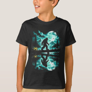 Bigfoot überquert Spiegelung Wald Bäume im Freien T-Shirt