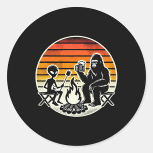 Bigfoot und Außerirdischer campen und trinken Bier Runder Aufkleber