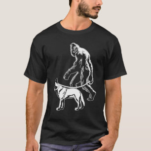 Bigfoot und Hund beim Spaziergang mit Belgischem M T-Shirt