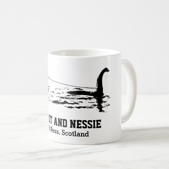 Bigfoot und Nessie Loch Ness Personalisiert Text T Kaffeetasse (VorderseiteRechts)