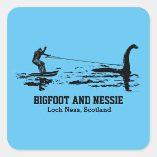 Bigfoot und Nessie Loch Ness Personalisierter Text Quadratischer Aufkleber