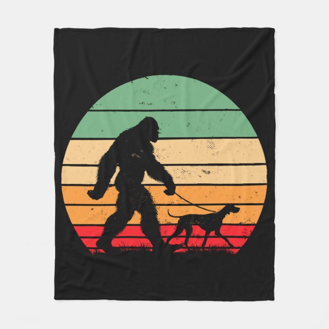 Bigfoot Walking German Kurzhaar Pointer Dog Vin Fleecedecke (Vorderseite)