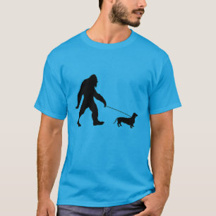 Bigfoot Walking seinen Hund T-Shirt