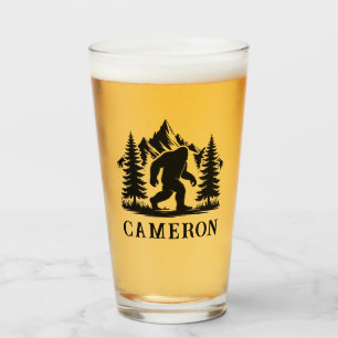 Bigfoot-Wanderer mit Bäumen und Bergen-Monogramm Glas