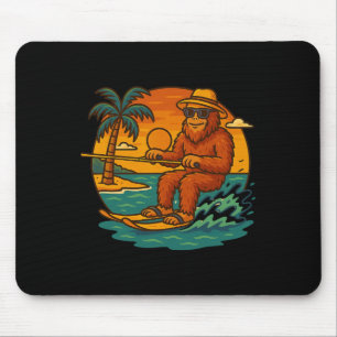 Bigfoot-Wasserski-Sommer-Sonnenuntergang-Strand-Gr Mousepad
