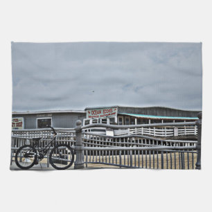 Bike On The Boardwalk von Shirley Taylor Handtuch