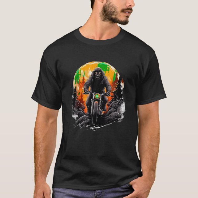 Biker Bigfoot Riding Motorrad T Shirt (Vorderseite)