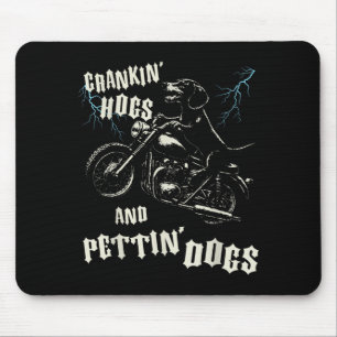 Biker, der Schweine aufheult und Hunde streichelt Mousepad