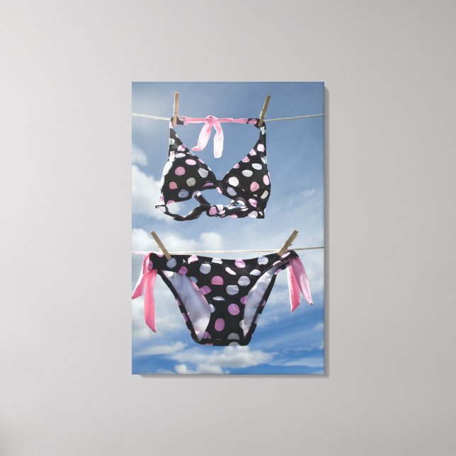Bikini auf einer Wäscheleine Leinwanddruck (Vorderseite)