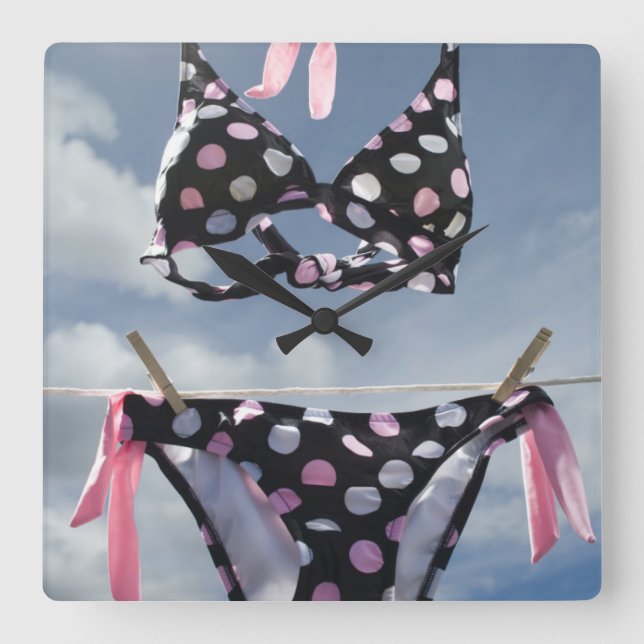 Bikini auf einer Wäscheleine Quadratische Wanduhr (Vorderseite)