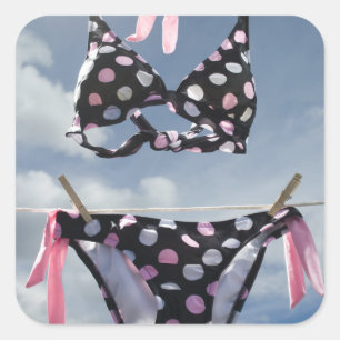 Bikini auf einer Wäscheleine Quadratischer Aufkleber