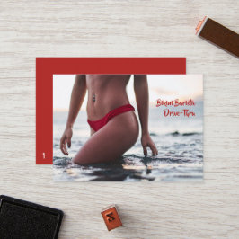 Bikini Belly Barista Kaffee Horizontal Drive-Thru Treuekarte