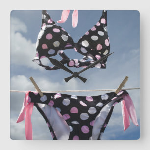 Bikini, der an einer Wäscheleine hängt Quadratische Wanduhr